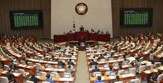 24일 국회에서 열린 제335회 국회(임시회) 제2차 본회의에서 2015년도 제1회 추가경정예산안이 통과되고 있다.